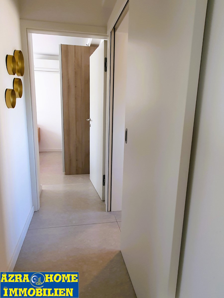 SP-414, POREČ – CENTRO, appartamento nuovo e arredato 61,50 m² (54,62 m² + terrazza 6,88 m²), due camere da letto + soggiorno, in edificio con ascensore