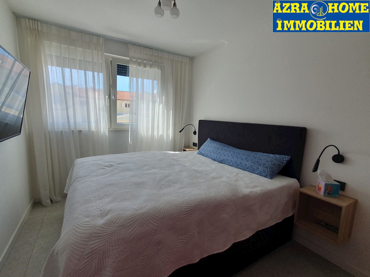 SP-414, POREČ – CENTRO, appartamento nuovo e arredato 61,50 m² (54,62 m² + terrazza 6,88 m²), due camere da letto + soggiorno, in edificio con ascensore