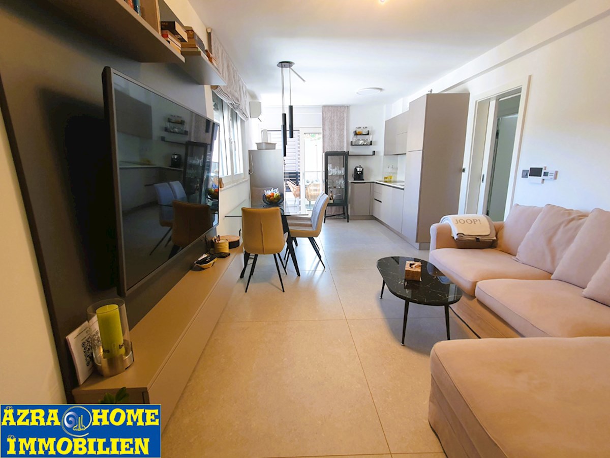 SP-414, POREČ – CENTRO, appartamento nuovo e arredato 61,50 m² (54,62 m² + terrazza 6,88 m²), due camere da letto + soggiorno, in edificio con ascensore