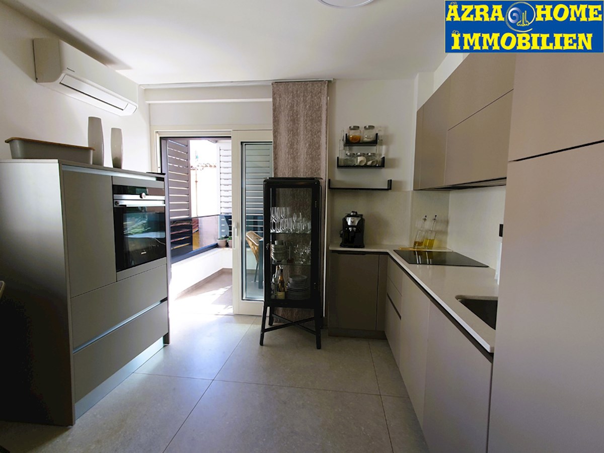SP-414, POREČ – CENTRO, appartamento nuovo e arredato 61,50 m² (54,62 m² + terrazza 6,88 m²), due camere da letto + soggiorno, in edificio con ascensore