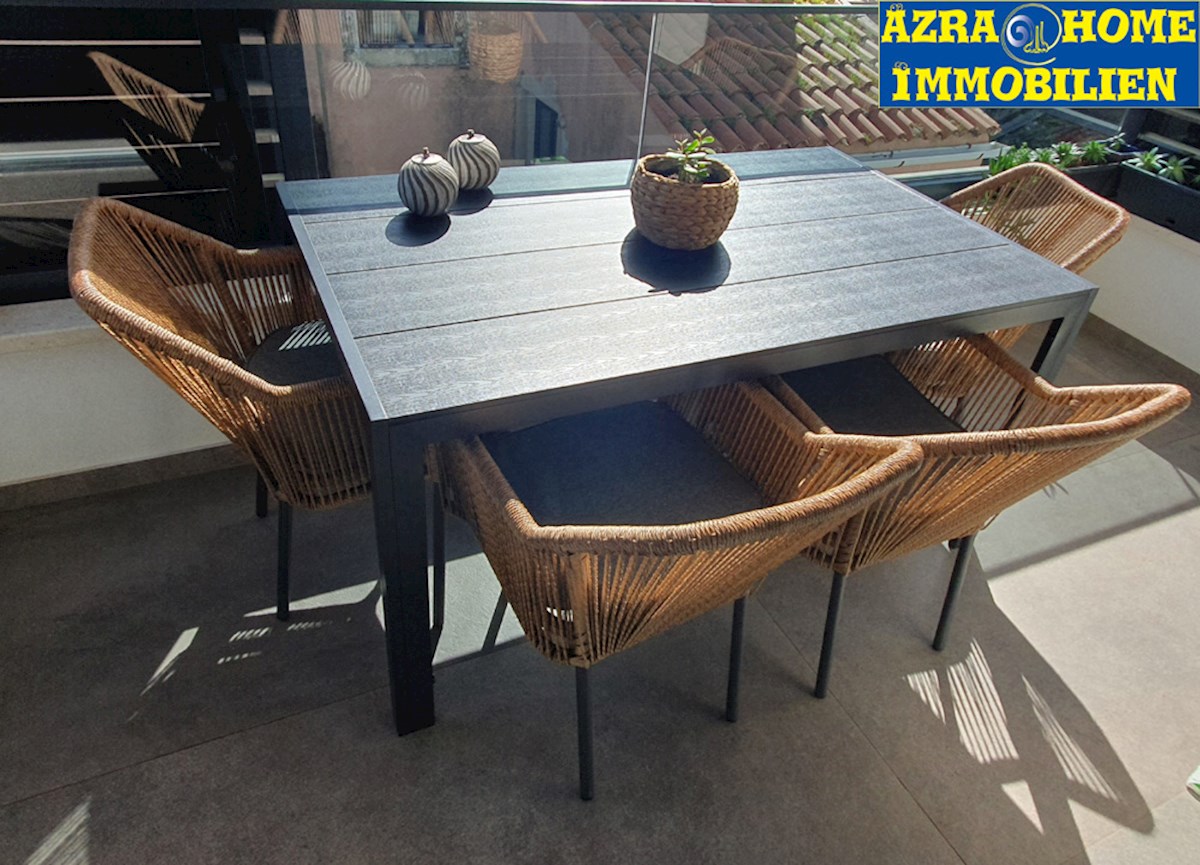 SP-414, POREČ – CENTRO, appartamento nuovo e arredato 61,50 m² (54,62 m² + terrazza 6,88 m²), due camere da letto + soggiorno, in edificio con ascensore