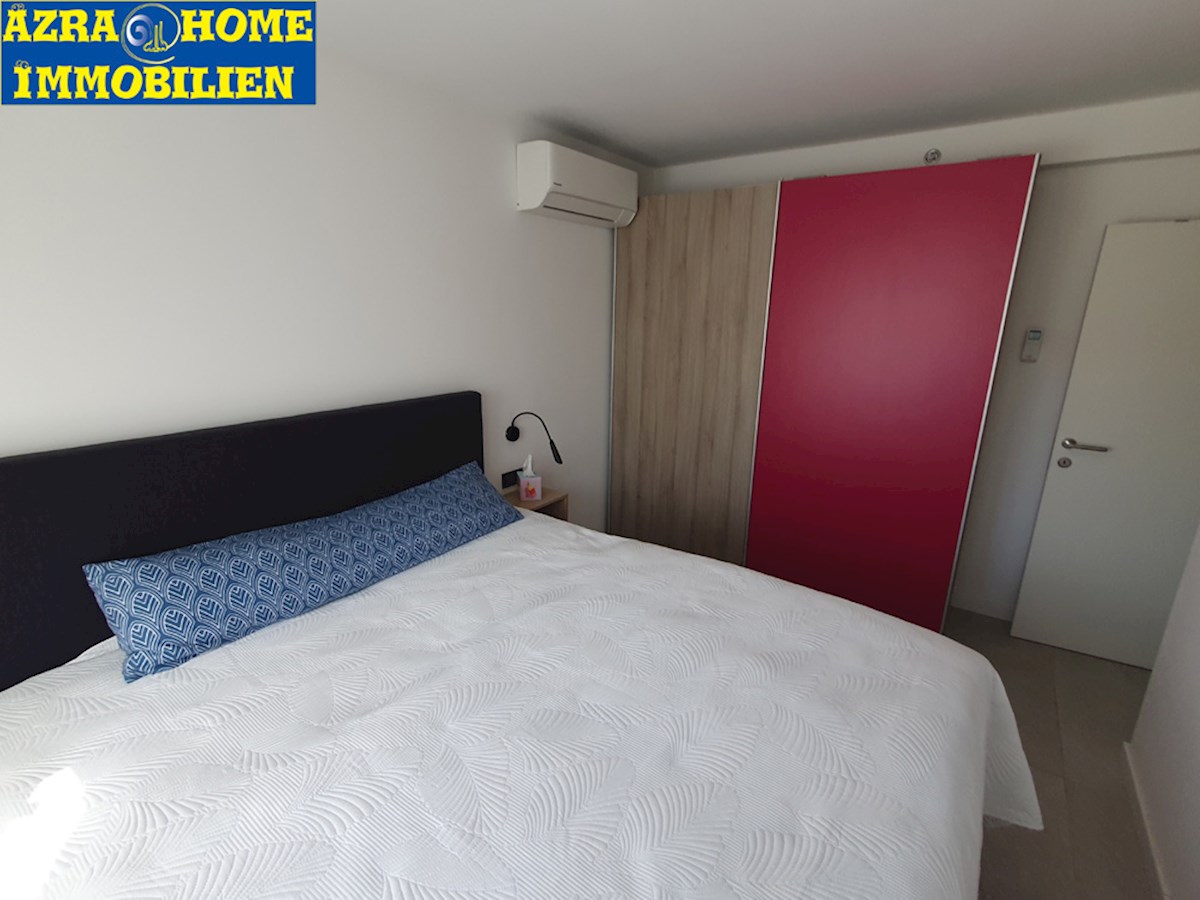 SP-414, POREČ – CENTRO, appartamento nuovo e arredato 61,50 m² (54,62 m² + terrazza 6,88 m²), due camere da letto + soggiorno, in edificio con ascensore