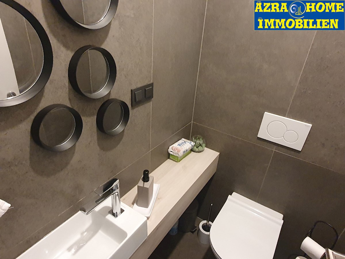 SP-414, POREČ – CENTRO, appartamento nuovo e arredato 61,50 m² (54,62 m² + terrazza 6,88 m²), due camere da letto + soggiorno, in edificio con ascensore