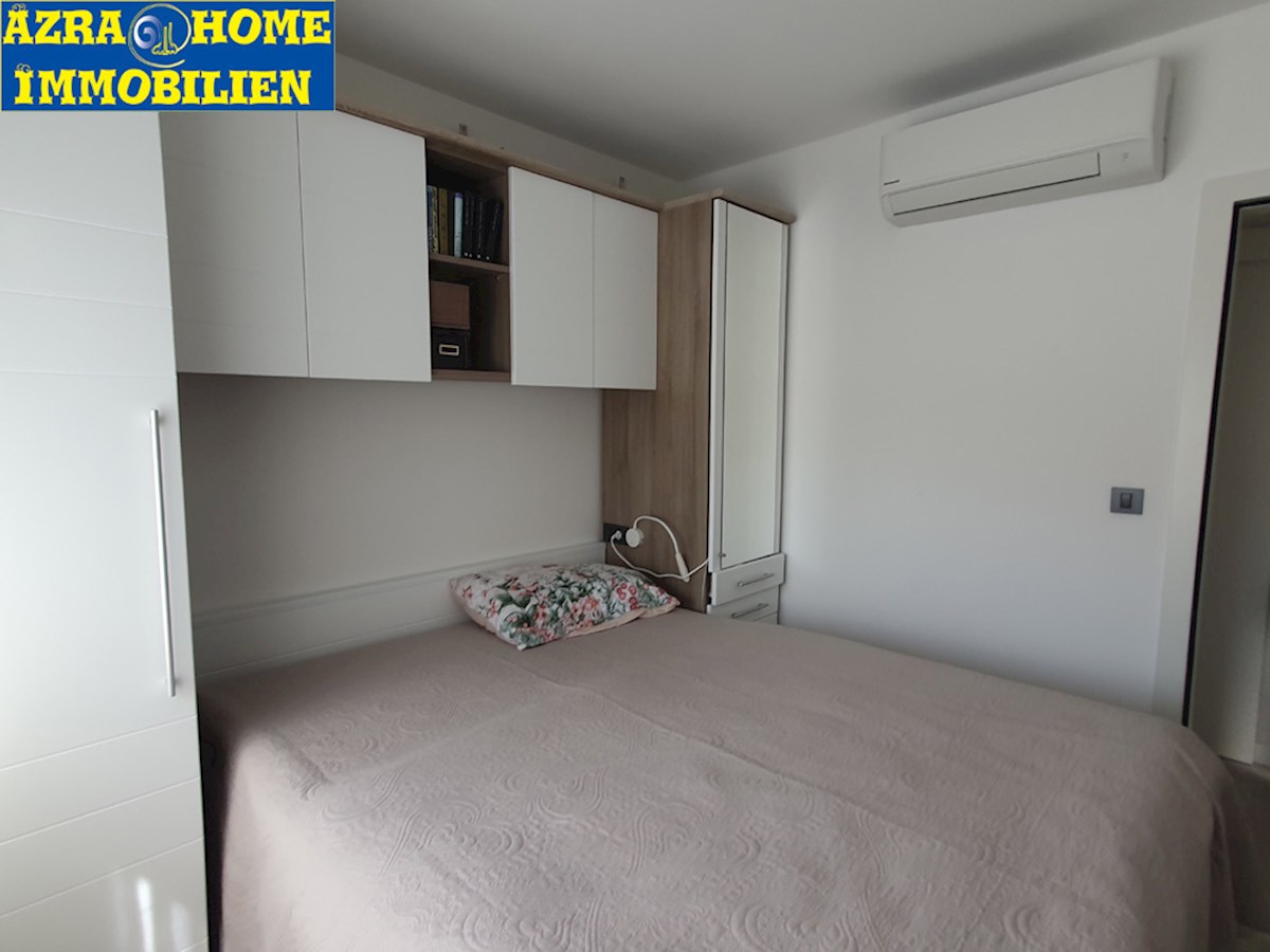 SP-414, POREČ – CENTRO, appartamento nuovo e arredato 61,50 m² (54,62 m² + terrazza 6,88 m²), due camere da letto + soggiorno, in edificio con ascensore