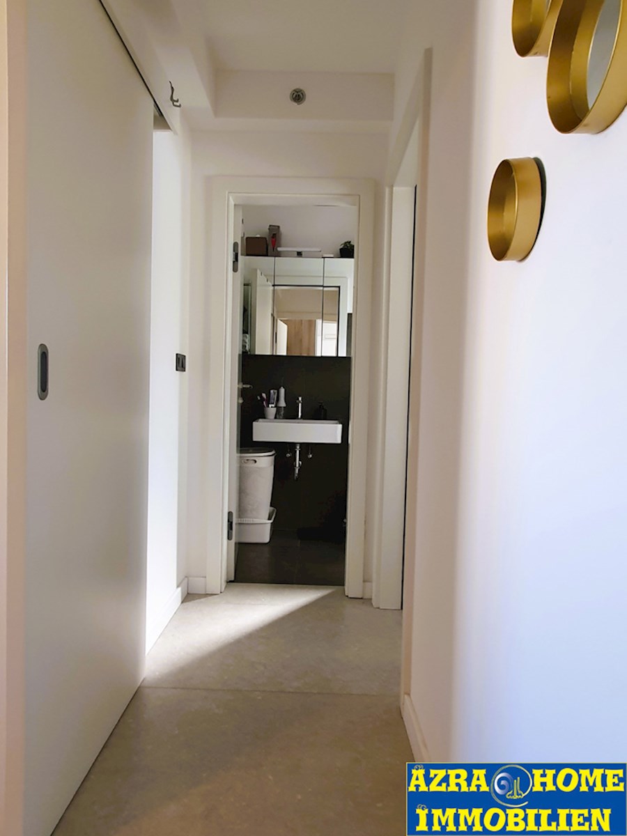 SP-414, POREČ – CENTRO, appartamento nuovo e arredato 61,50 m² (54,62 m² + terrazza 6,88 m²), due camere da letto + soggiorno, in edificio con ascensore