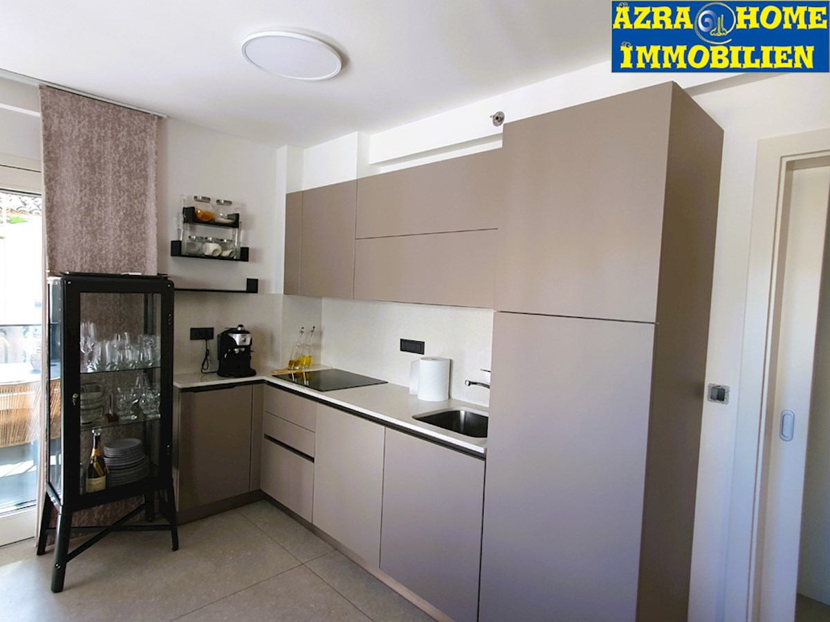 SP-414, POREČ – CENTRO, appartamento nuovo e arredato 61,50 m² (54,62 m² + terrazza 6,88 m²), due camere da letto + soggiorno, in edificio con ascensore