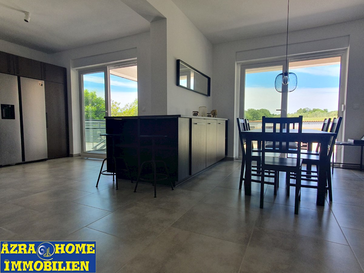 Casa con piscina in vendita, Vodnjan, 180 m² con terrazze, piscina 30 m², posizione tranquilla, Terreno 977 m2 (KO-122)