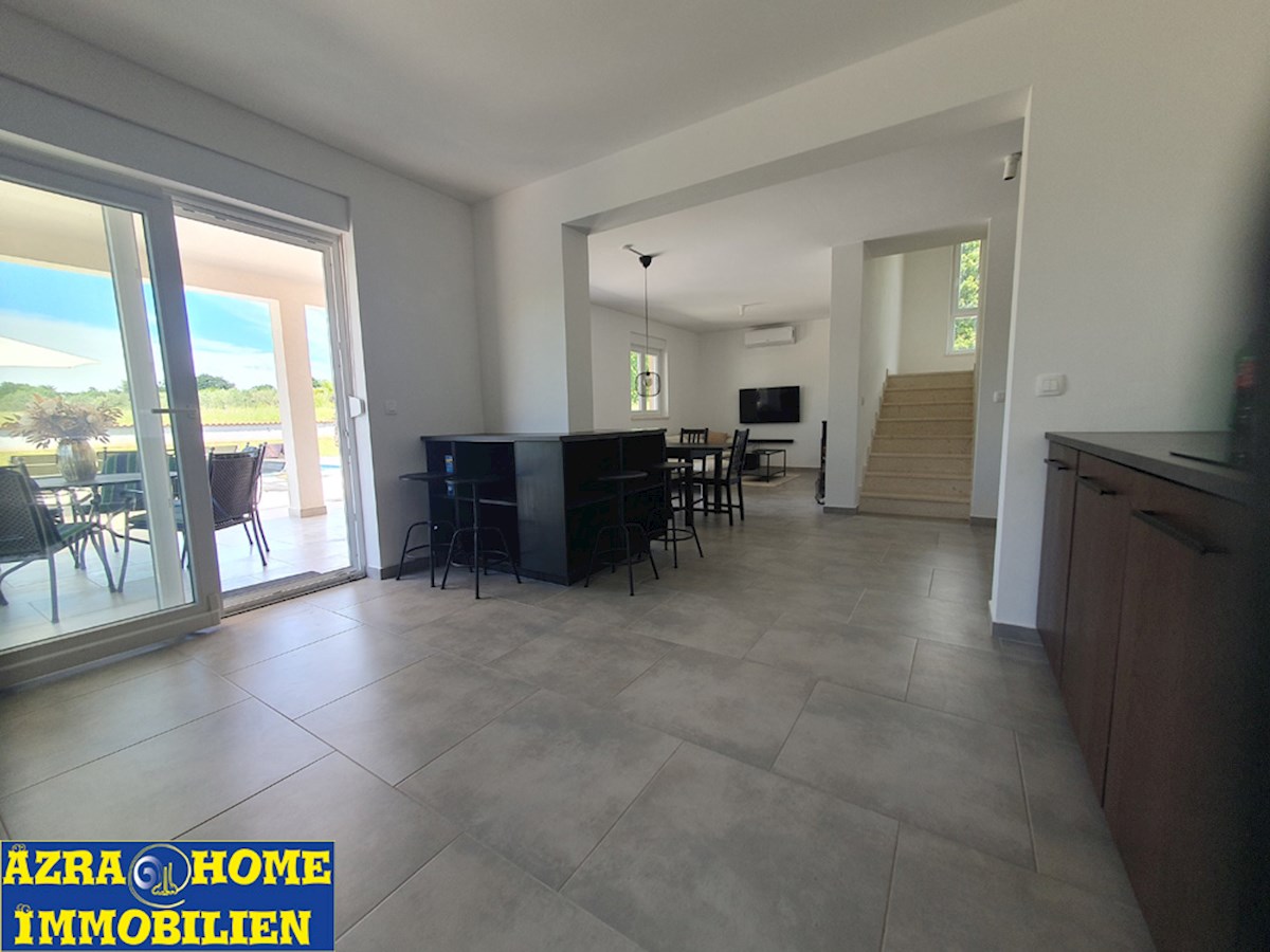 Casa con piscina in vendita, Vodnjan, 180 m² con terrazze, piscina 30 m², posizione tranquilla, Terreno 977 m2 (KO-122)