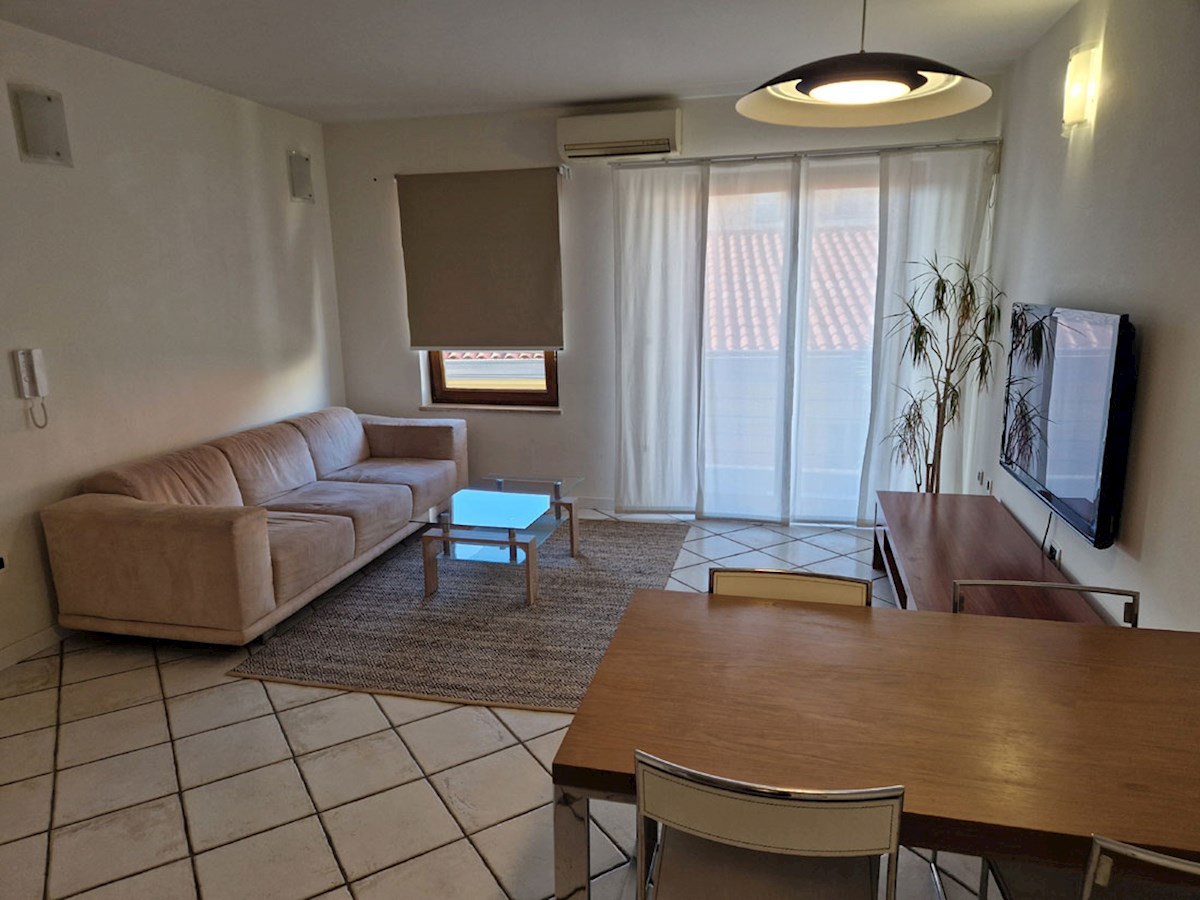 Vendita – Parenzo, appartamento di 63 m² nel cuore della zona pedonale (SP-418)