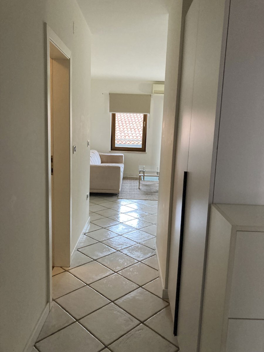 Vendita – Parenzo, appartamento di 63 m² nel cuore della zona pedonale (SP-418)