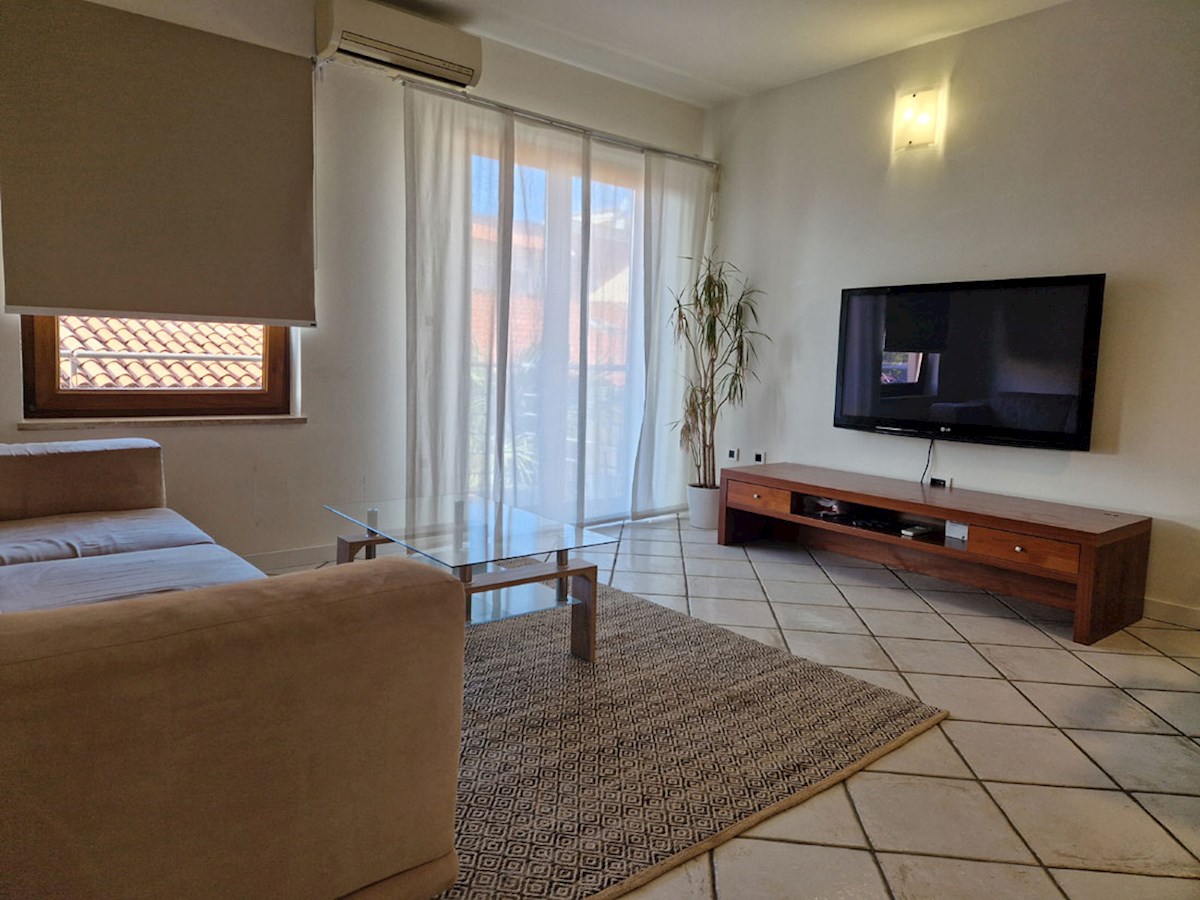 Vendita – Parenzo, appartamento di 63 m² nel cuore della zona pedonale (SP-418)