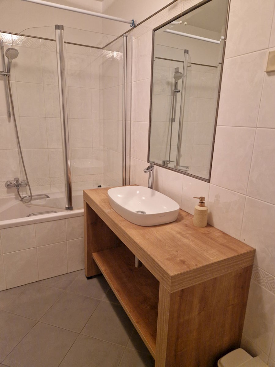 Vendita – Parenzo, appartamento di 63 m² nel cuore della zona pedonale (SP-418)