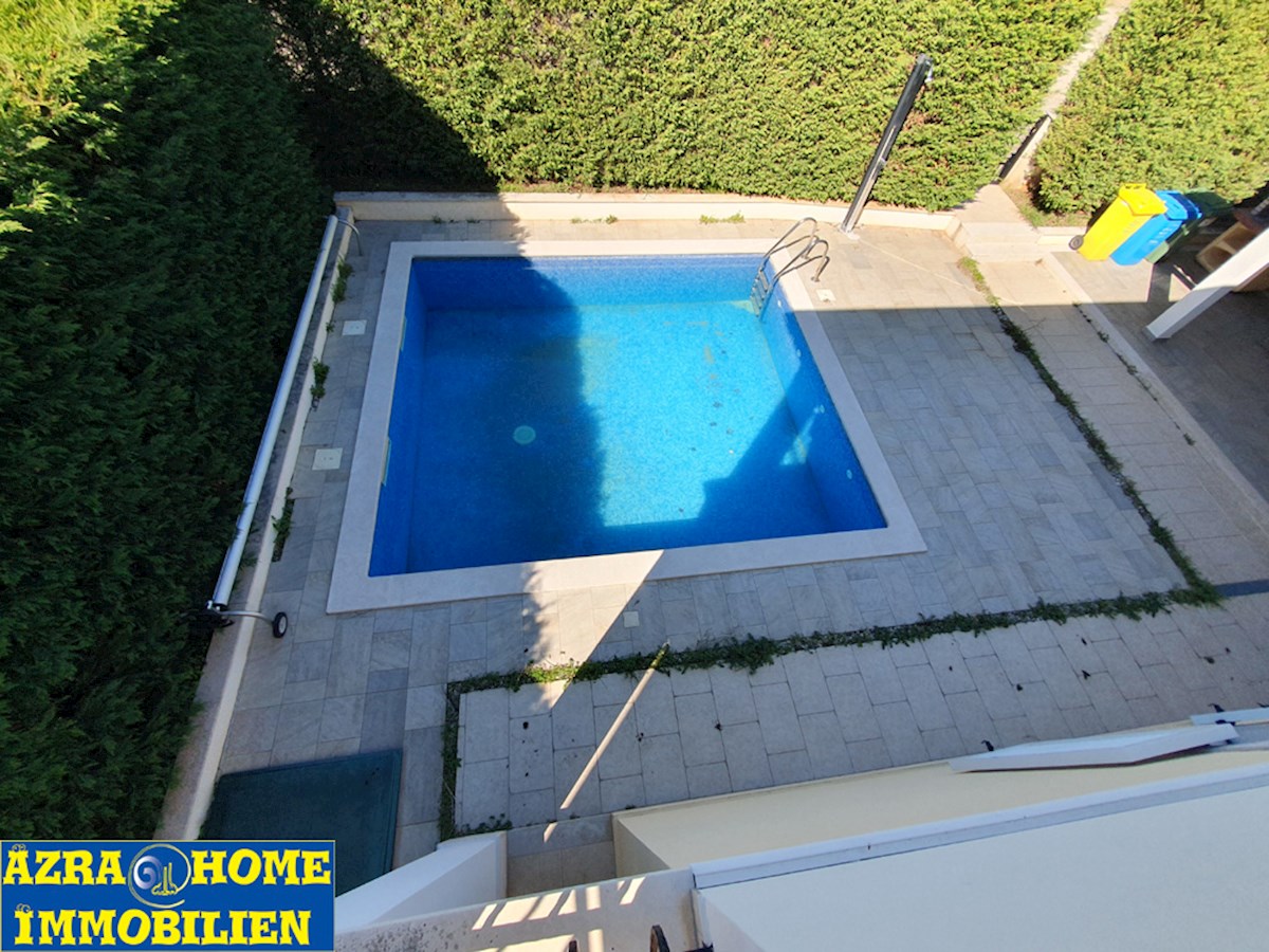 KOP-763, VABRIGA, Casa a schiera d'angolo con una piccola piscina nel giardino
