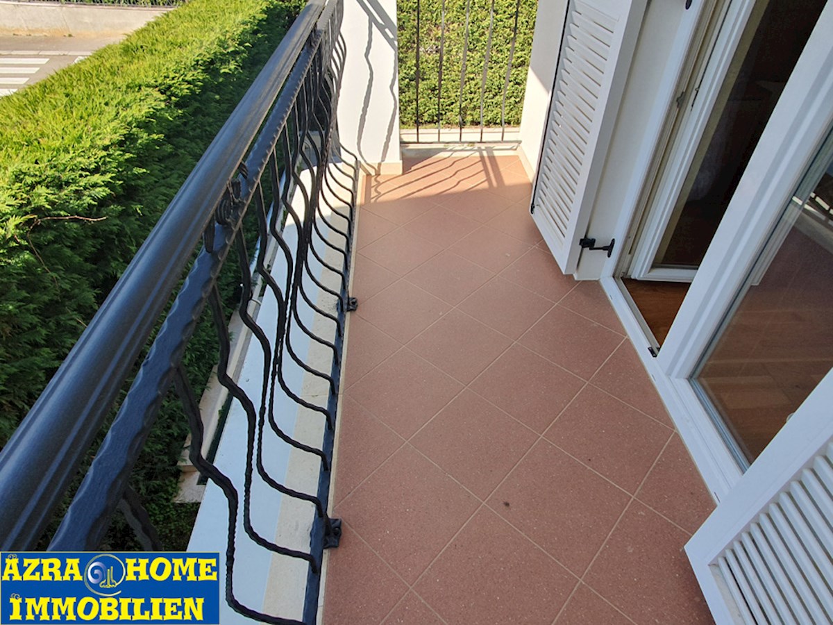 KOP-763, VABRIGA, Casa a schiera d'angolo con una piccola piscina nel giardino