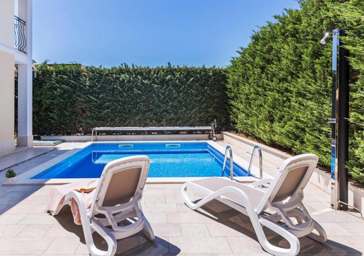 KOP-763, VABRIGA, Casa a schiera d'angolo con una piccola piscina nel giardino