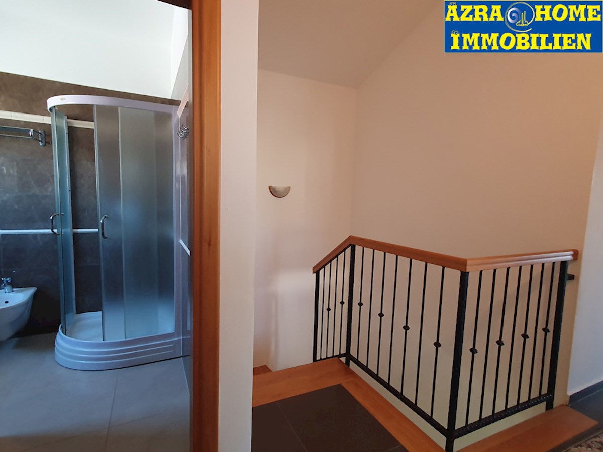 KOP-763, VABRIGA, Casa a schiera d'angolo con una piccola piscina nel giardino