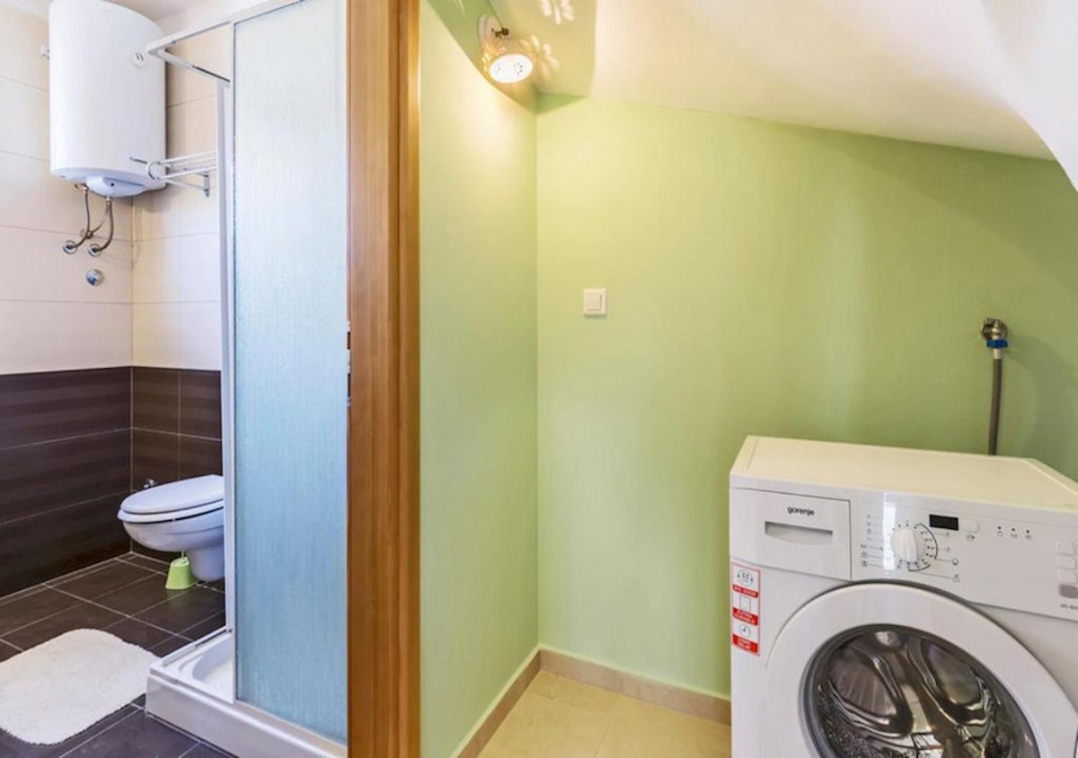 KOP-763, VABRIGA, Casa a schiera d'angolo con una piccola piscina nel giardino