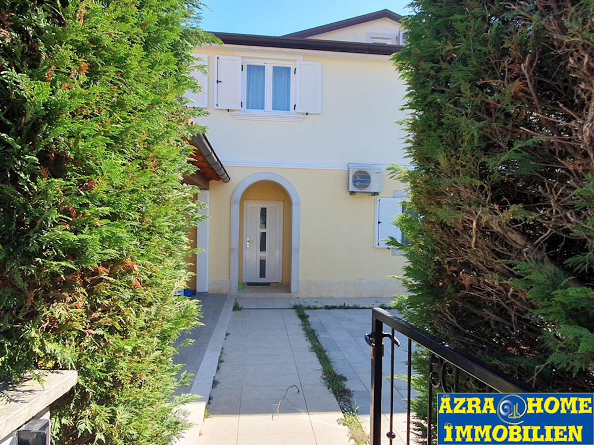 KOP-763, VABRIGA, Casa a schiera d'angolo con una piccola piscina nel giardino