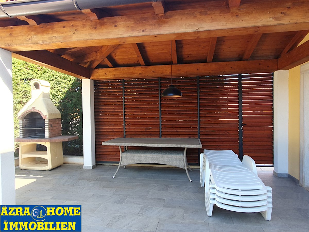 KOP-763, VABRIGA, Casa a schiera d'angolo con una piccola piscina nel giardino