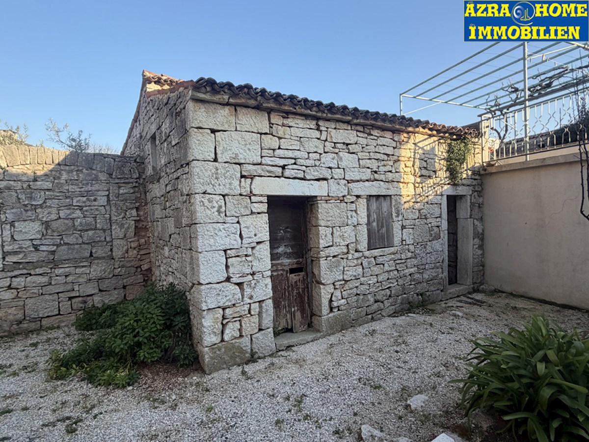 SVETI LOVREČ, appartamento su due livelli 105 m2 (piano terra e primo piano), nel centro, nucleo storico ( SO-374 )