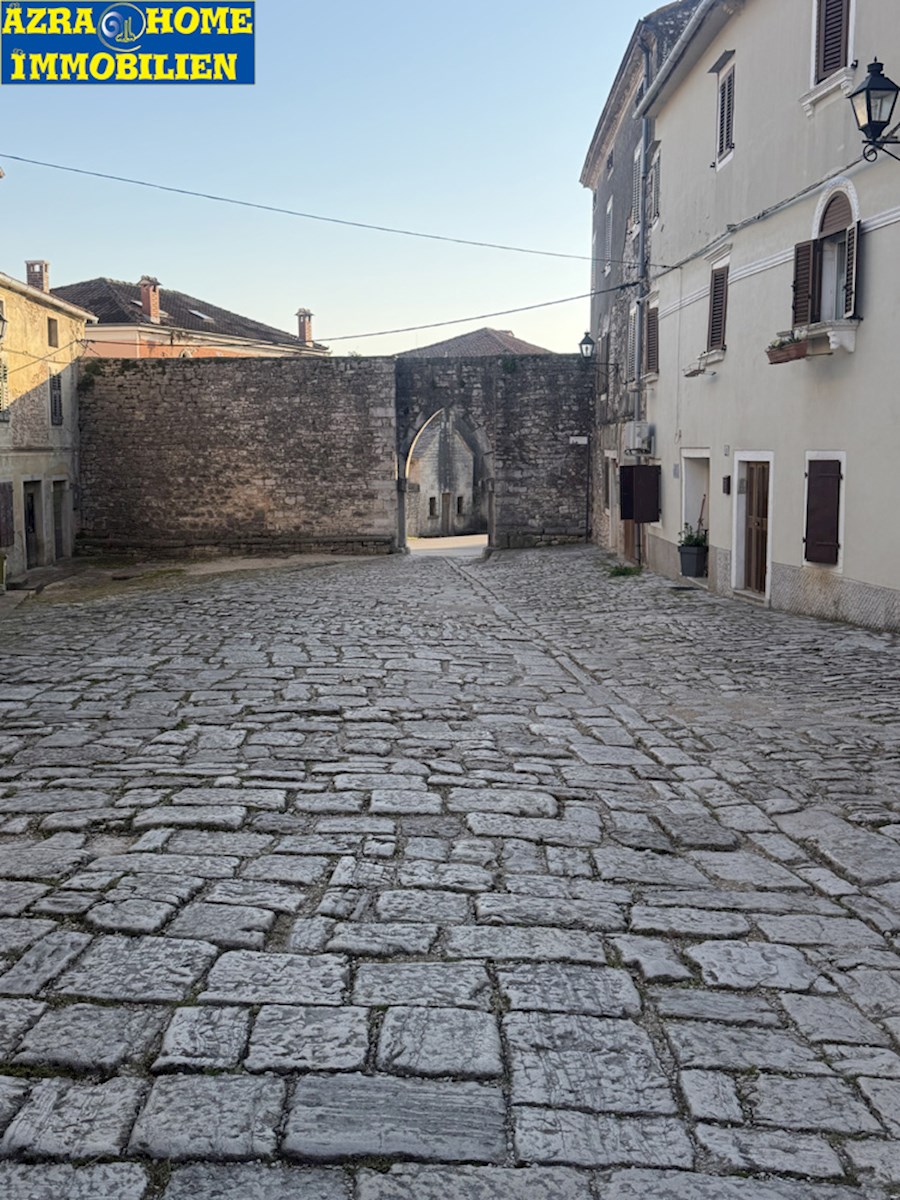 SVETI LOVREČ, appartamento su due livelli 105 m2 (piano terra e primo piano), nel centro, nucleo storico ( SO-374 )