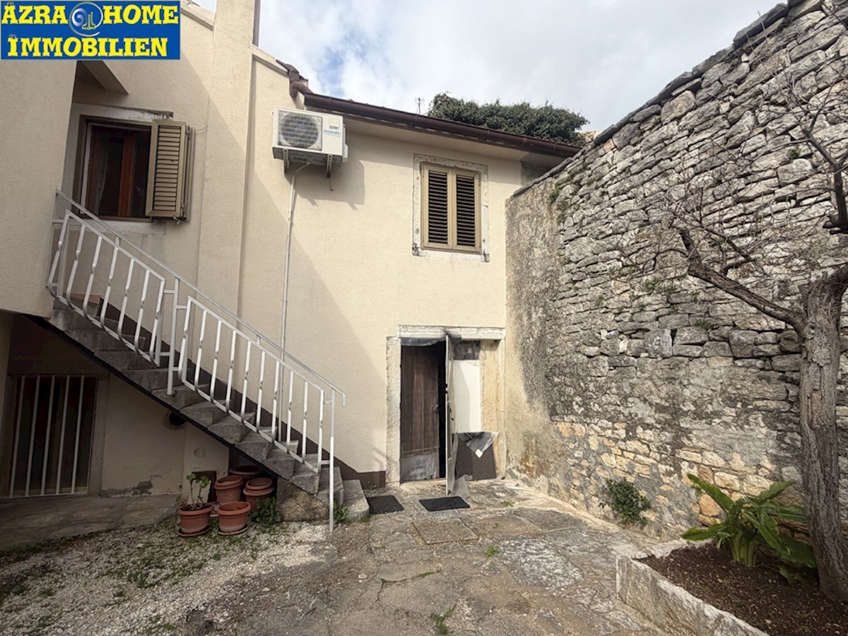 SVETI LOVREČ, appartamento su due livelli 105 m2 (piano terra e primo piano), nel centro, nucleo storico ( SO-374 )