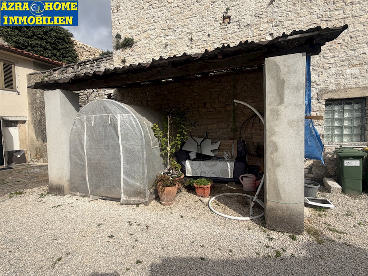 SVETI LOVREČ, appartamento su due livelli 105 m2 (piano terra e primo piano), nel centro, nucleo storico ( SO-374 )