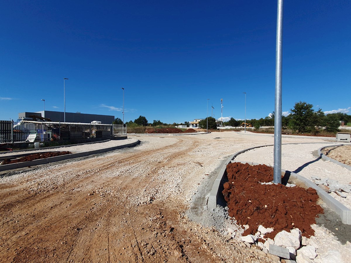 Z-641, POREČ – BUIĆI, ZONA INDUSTRIALE, 6.700 m², (3.600 m² per costruzione + 3.100 m² area verde)