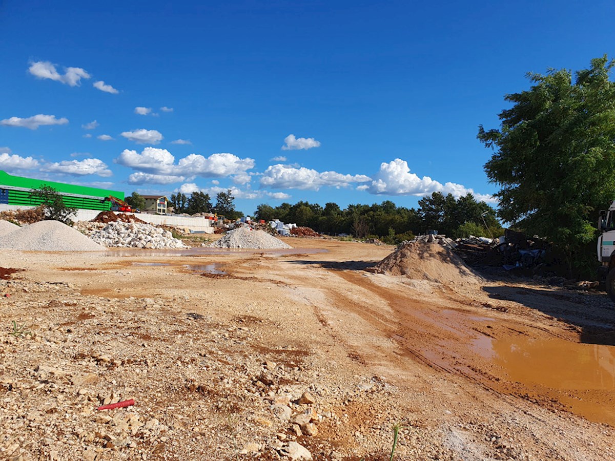 Z-641, POREČ – BUIĆI, ZONA INDUSTRIALE, 6.700 m², (3.600 m² per costruzione + 3.100 m² area verde)