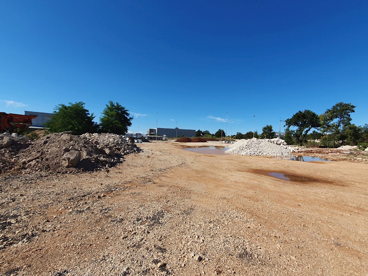 Z-641, POREČ – BUIĆI, ZONA INDUSTRIALE, 6.700 m², (3.600 m² per costruzione + 3.100 m² area verde)