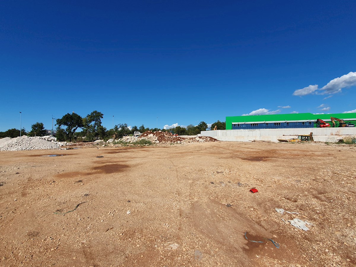 Z-641, POREČ – BUIĆI, ZONA INDUSTRIALE, 6.700 m², (3.600 m² per costruzione + 3.100 m² area verde)