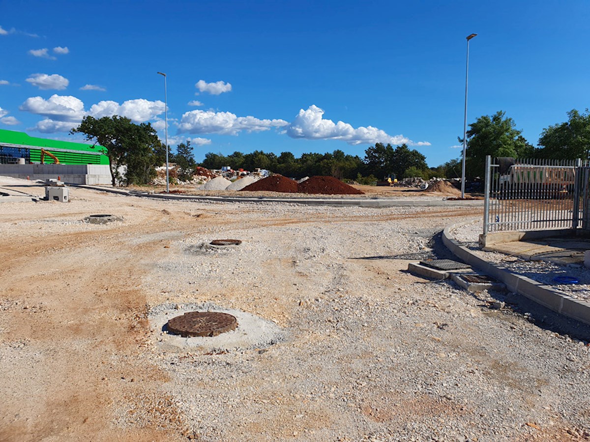 Z-641, POREČ – BUIĆI, ZONA INDUSTRIALE, 6.700 m², (3.600 m² per costruzione + 3.100 m² area verde)