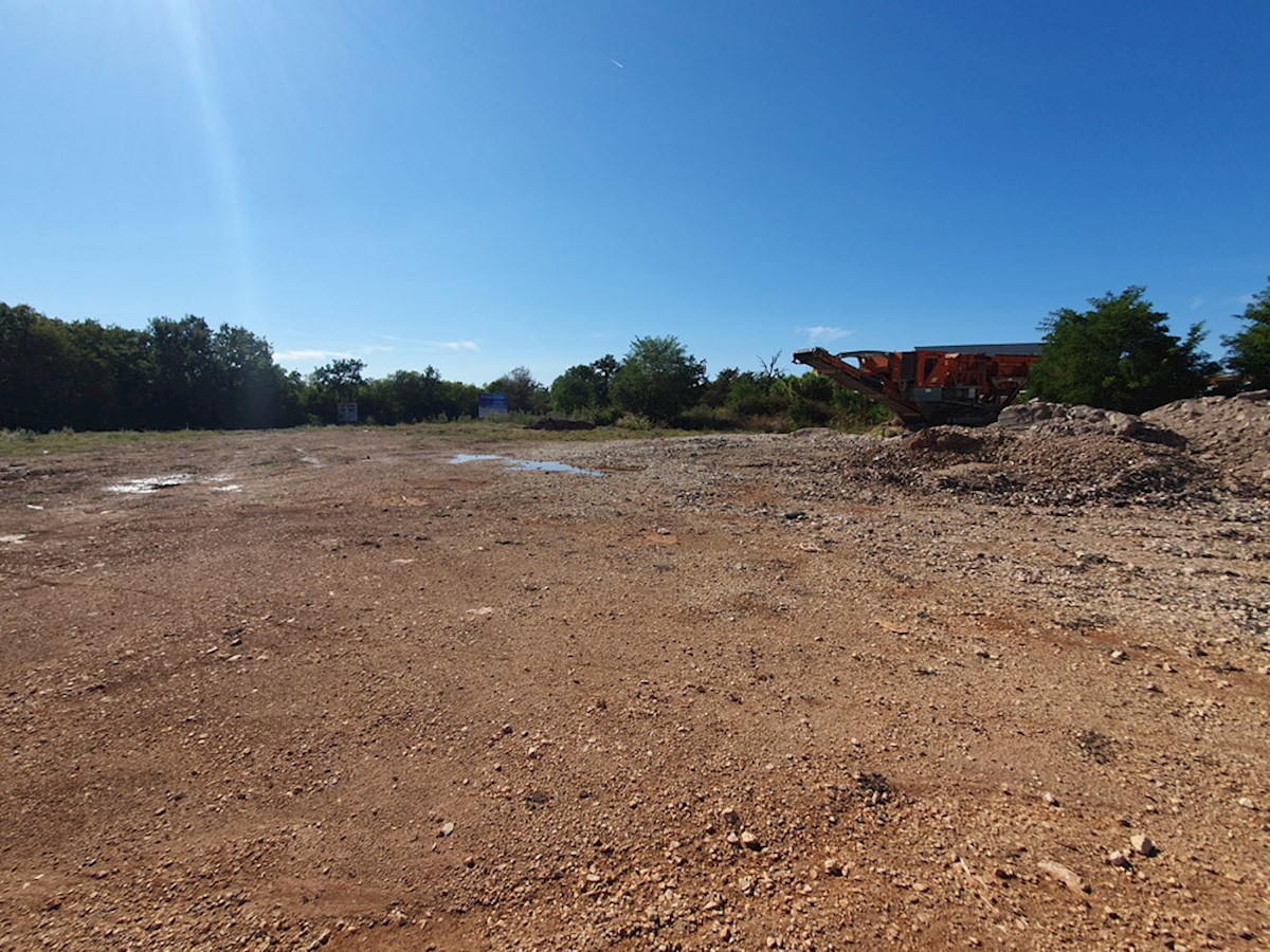 Z-641, POREČ – BUIĆI, ZONA INDUSTRIALE, 6.700 m², (3.600 m² per costruzione + 3.100 m² area verde)