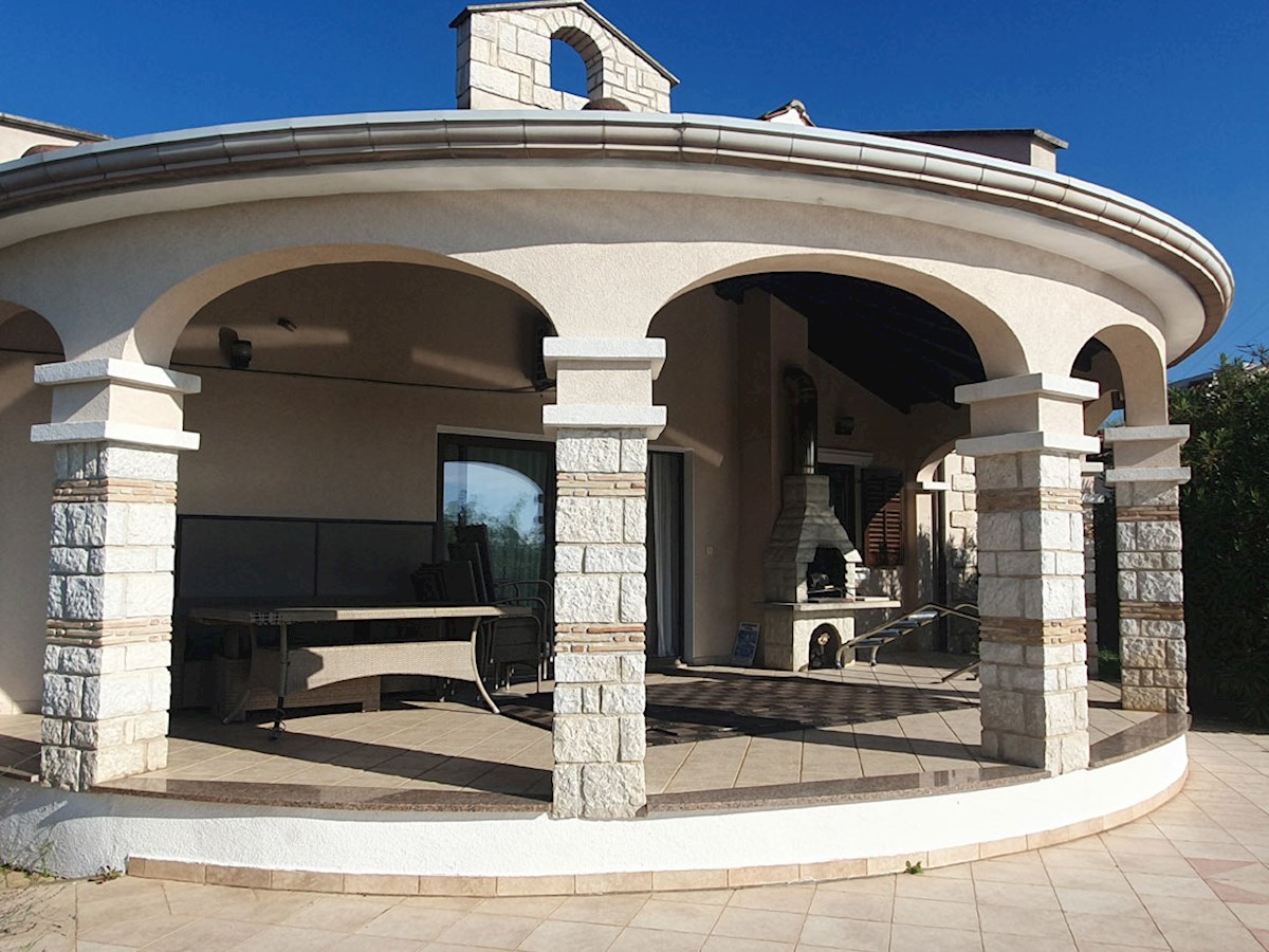 In vendita, casa al piano terra con tre camere da letto e piscina nei dintorni di Parenzo, KOP-767