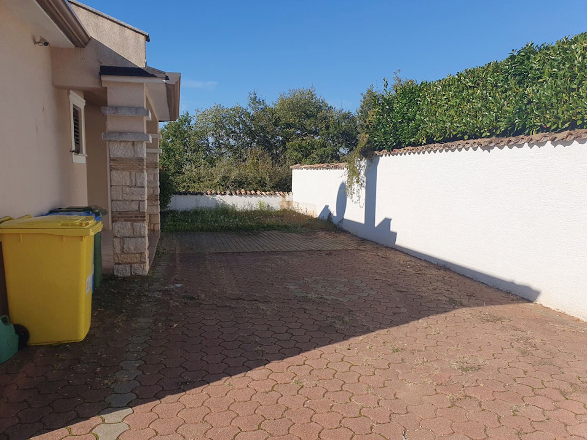 In vendita, casa al piano terra con tre camere da letto e piscina nei dintorni di Parenzo, KOP-767