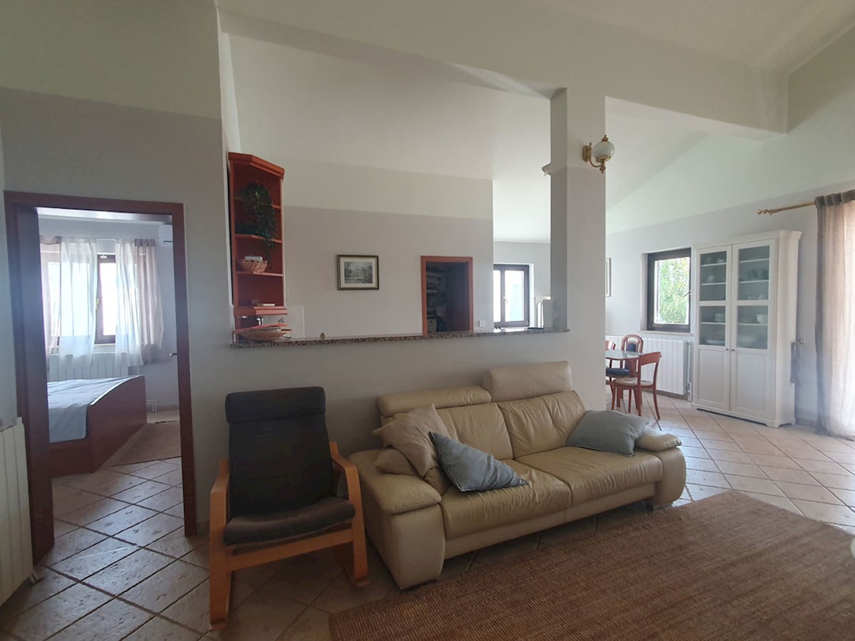 In vendita, casa al piano terra con tre camere da letto e piscina nei dintorni di Parenzo, KOP-767