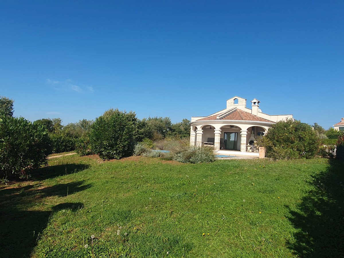 In vendita, casa al piano terra con tre camere da letto e piscina nei dintorni di Parenzo, KOP-767