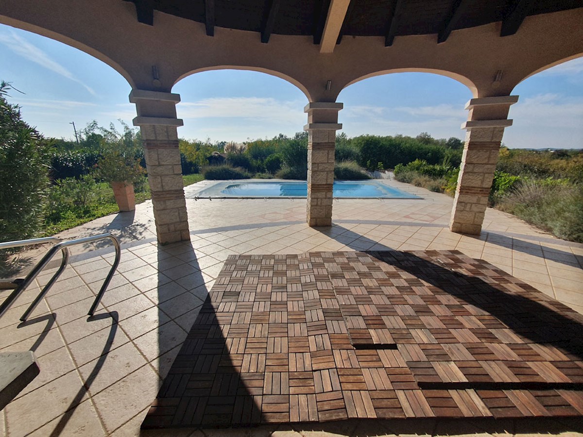 In vendita, casa al piano terra con tre camere da letto e piscina nei dintorni di Parenzo, KOP-767