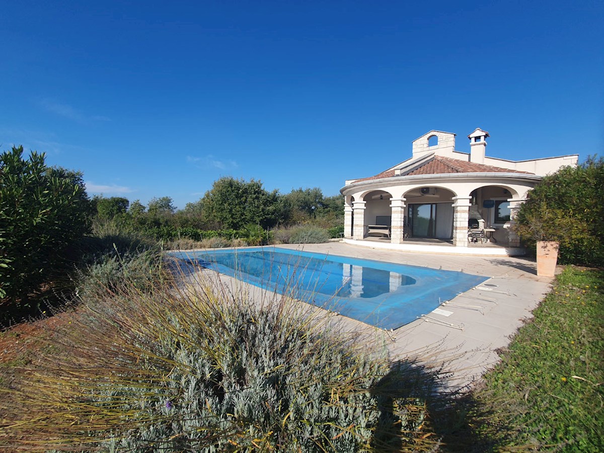 In vendita, casa al piano terra con tre camere da letto e piscina nei dintorni di Parenzo, KOP-767