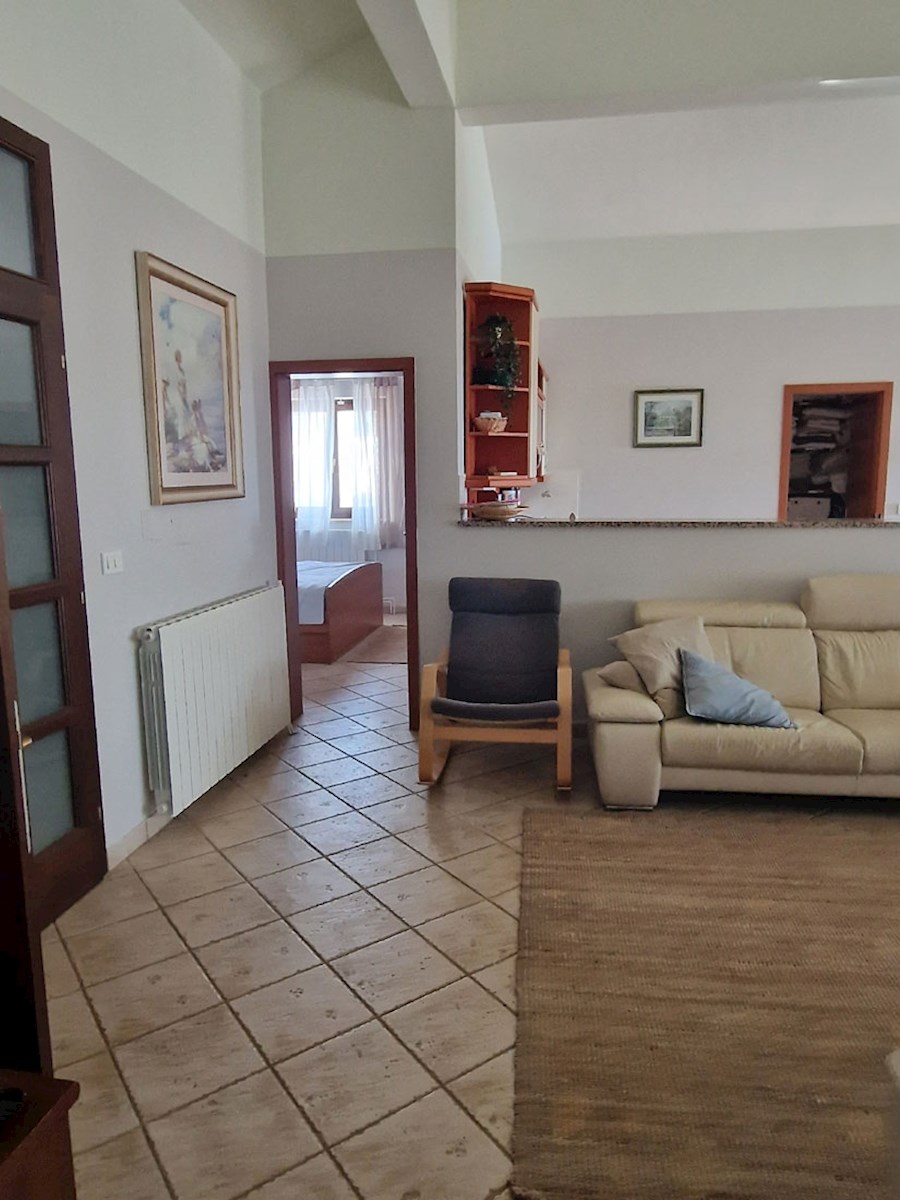 In vendita, casa al piano terra con tre camere da letto e piscina nei dintorni di Parenzo, KOP-767