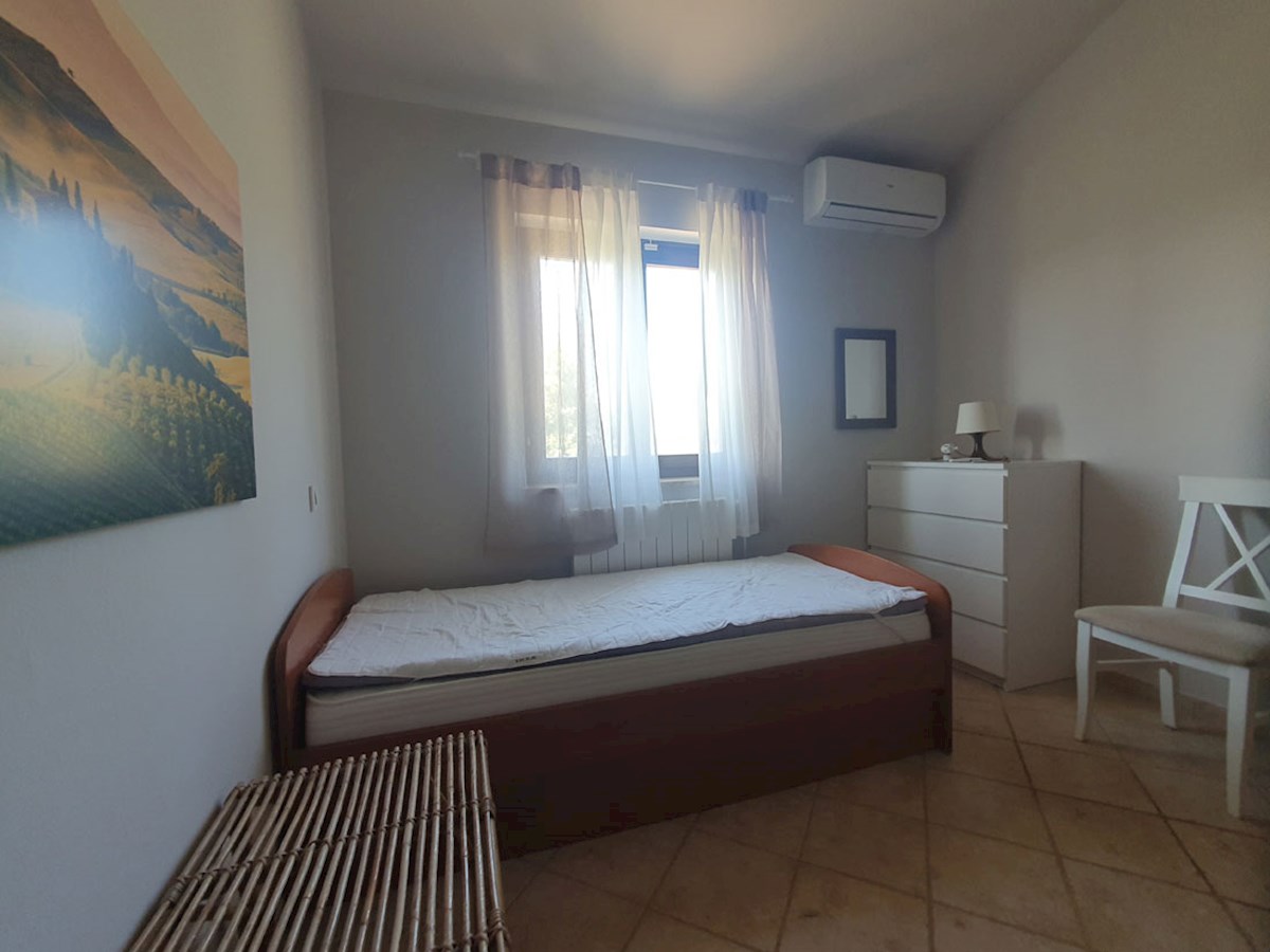 In vendita, casa al piano terra con tre camere da letto e piscina nei dintorni di Parenzo, KOP-767