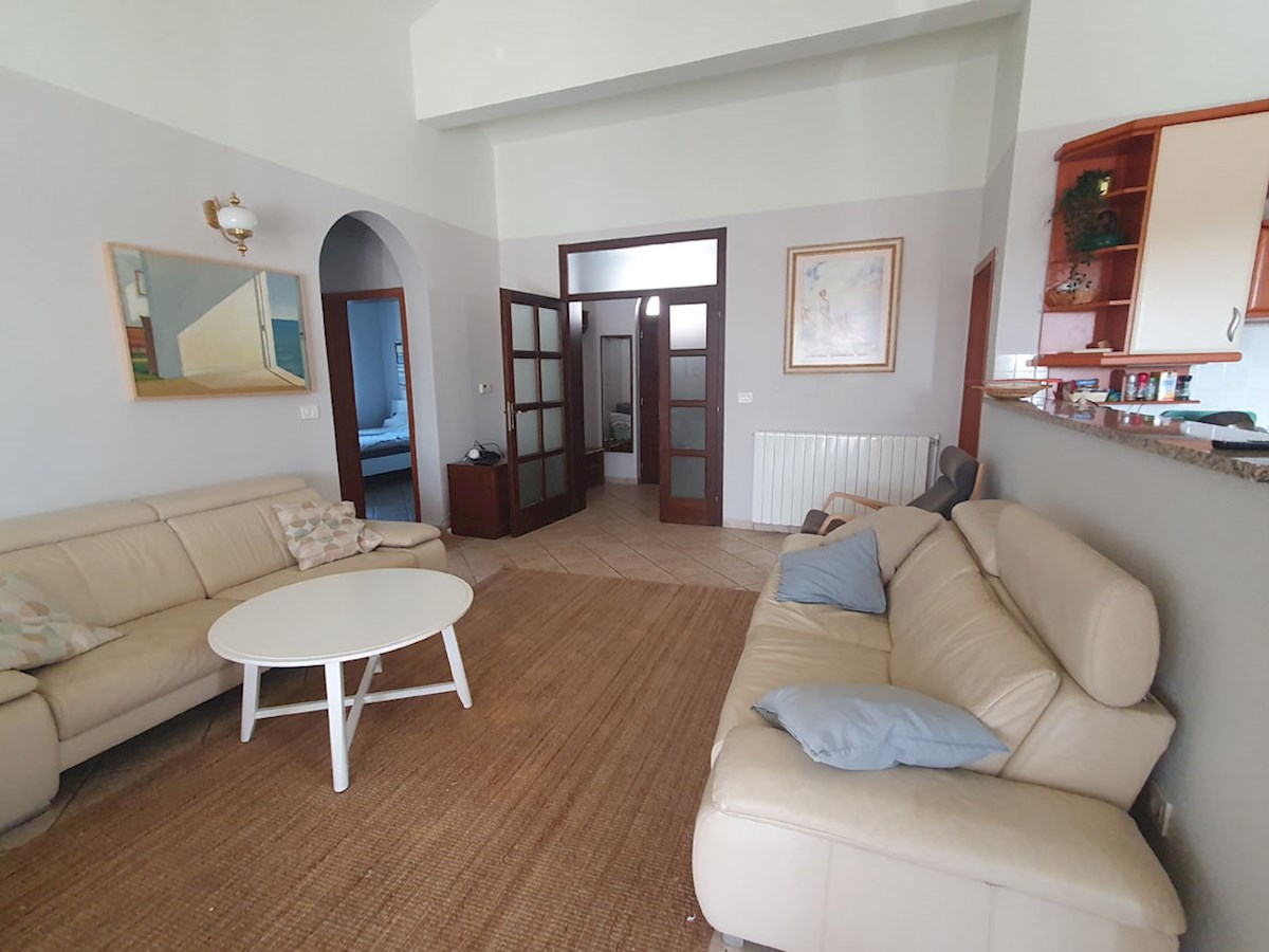 In vendita, casa al piano terra con tre camere da letto e piscina nei dintorni di Parenzo, KOP-767