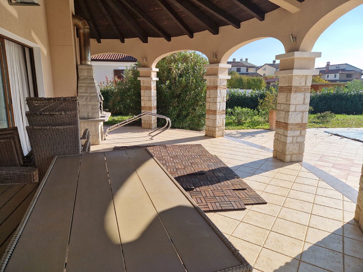 In vendita, casa al piano terra con tre camere da letto e piscina nei dintorni di Parenzo, KOP-767