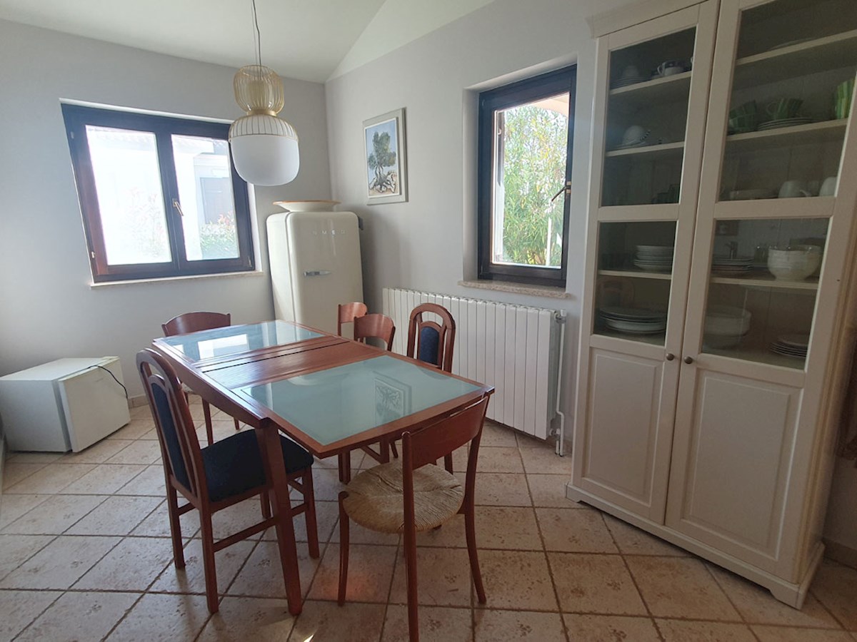 In vendita, casa al piano terra con tre camere da letto e piscina nei dintorni di Parenzo, KOP-767