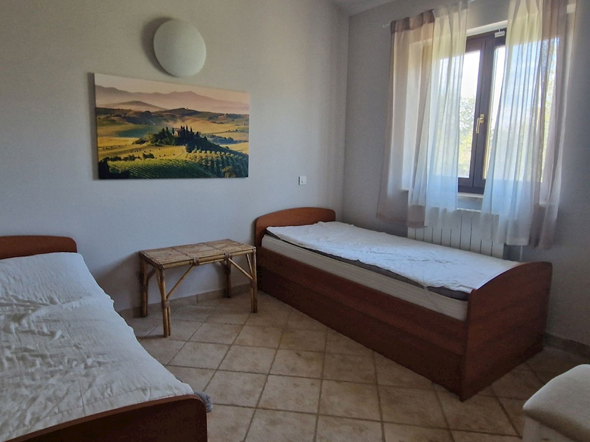 In vendita, casa al piano terra con tre camere da letto e piscina nei dintorni di Parenzo, KOP-767