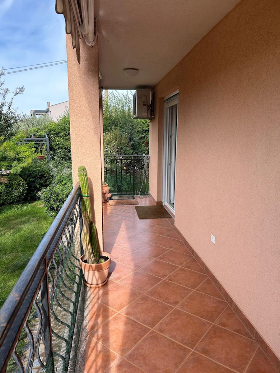 Appartamento 65m2 con ampio giardino vicino a Parenzo (SO-370)
