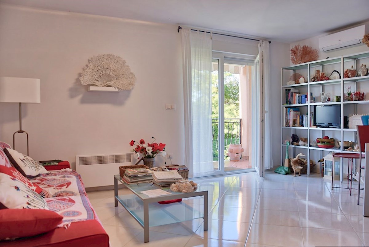 Appartamento 65m2 con ampio giardino vicino a Parenzo (SO-370)