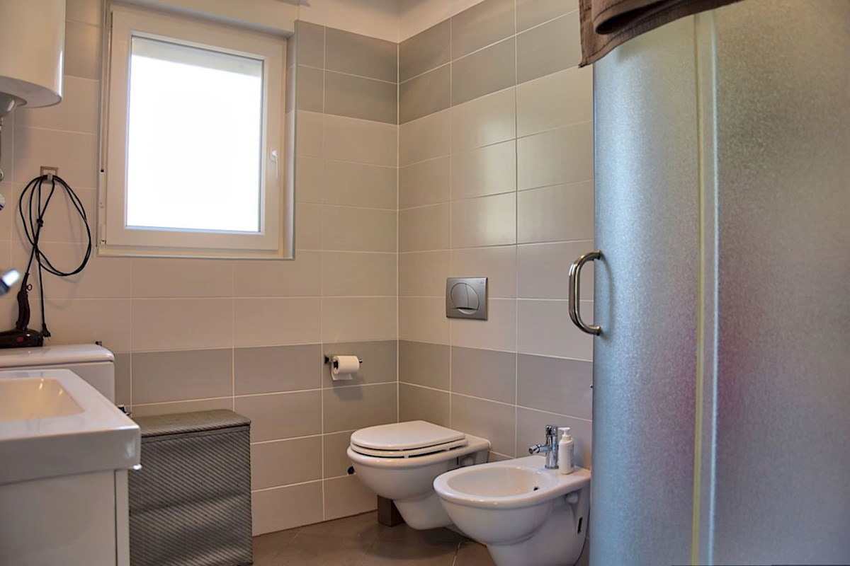 Appartamento 65m2 con ampio giardino vicino a Parenzo (SO-370)