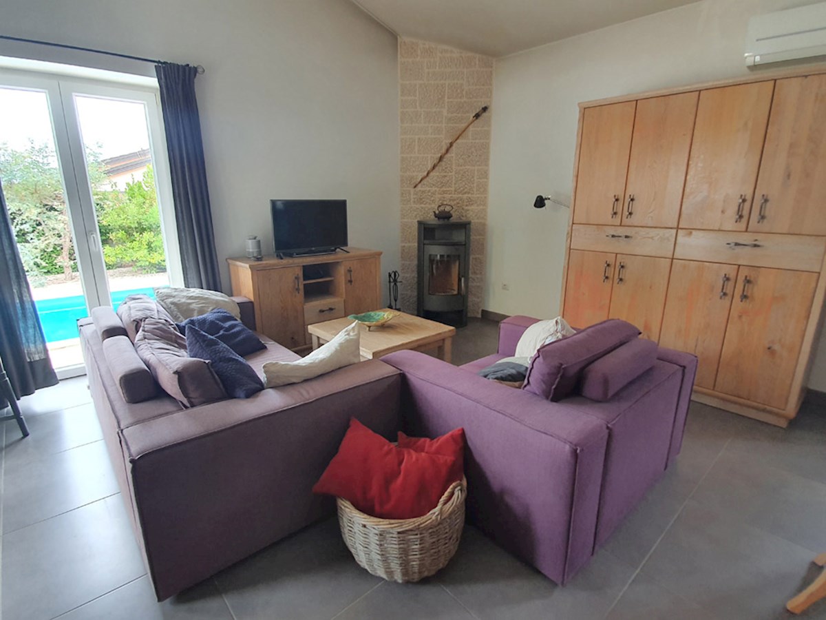 In vendita: casa in posizione tranquilla vicino a Parenzo, per la maggior parte in pietra, con piscina (KOP-718)