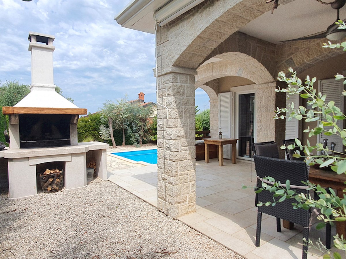 In vendita: casa in posizione tranquilla vicino a Parenzo, per la maggior parte in pietra, con piscina (KOP-718)